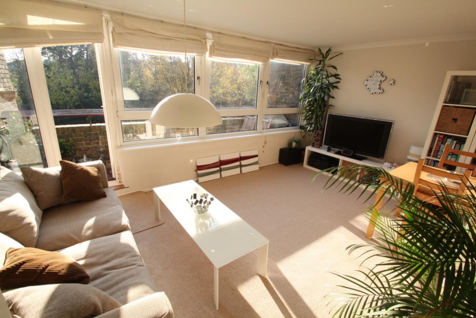 			1 month deposit instead of 6 weeks, saving you £683.33!, 2 Bedroom, 1 bath, 1 reception Flat			 Mapesbury Road, KILBURN